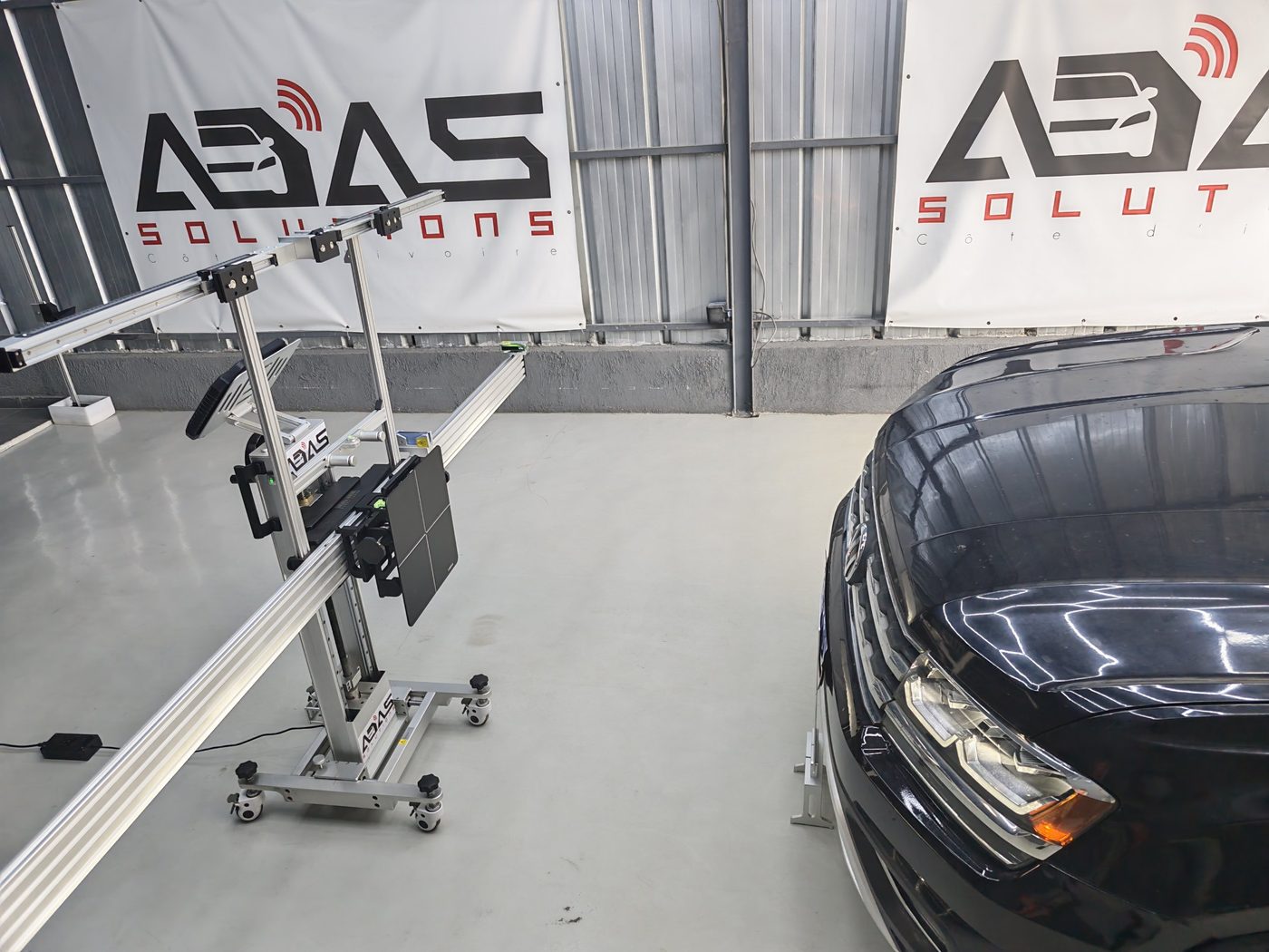 Banc de calibration laser face à un véhicule