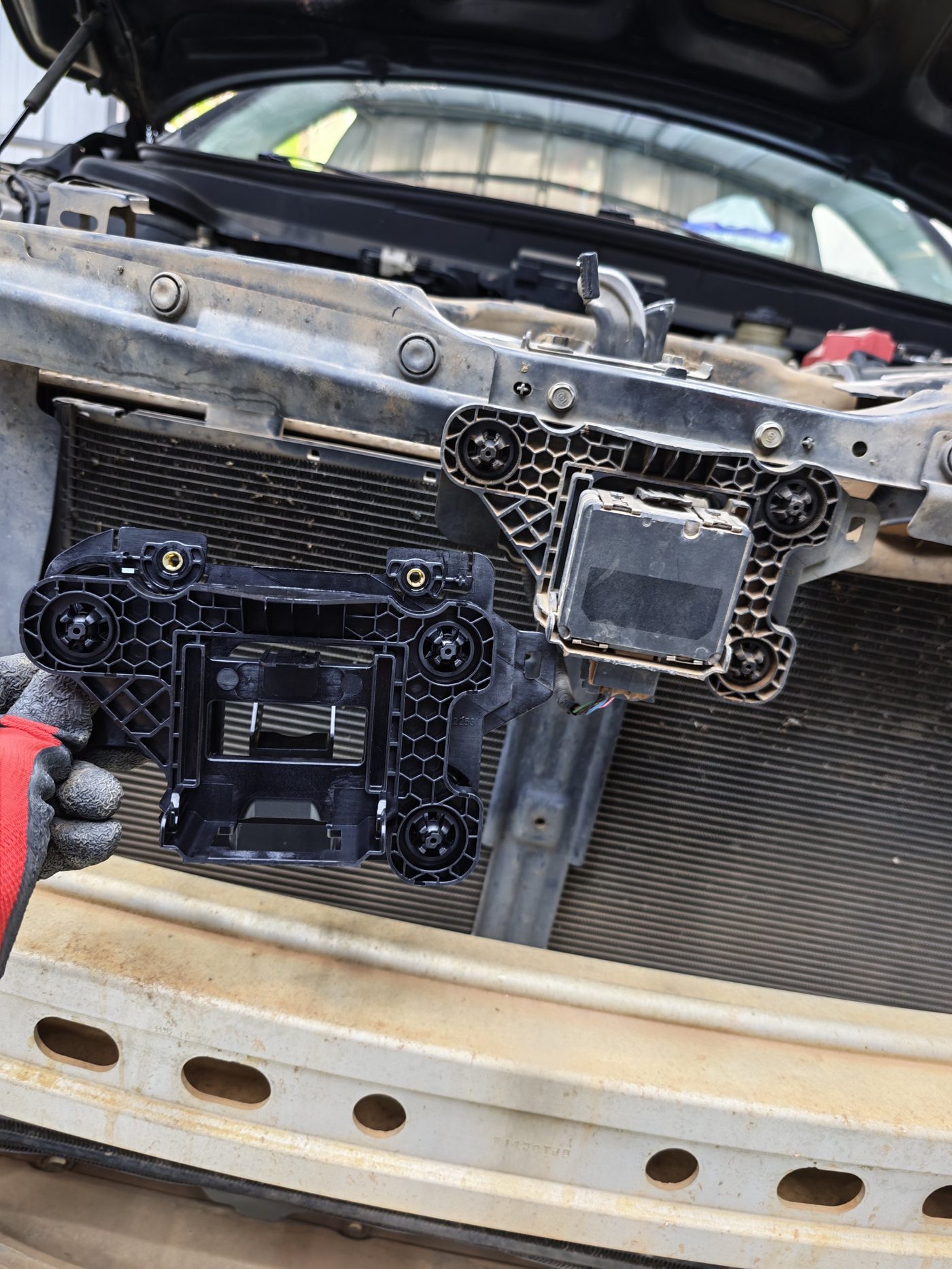 Capteur radar ACC et son support sur une Acura RDX