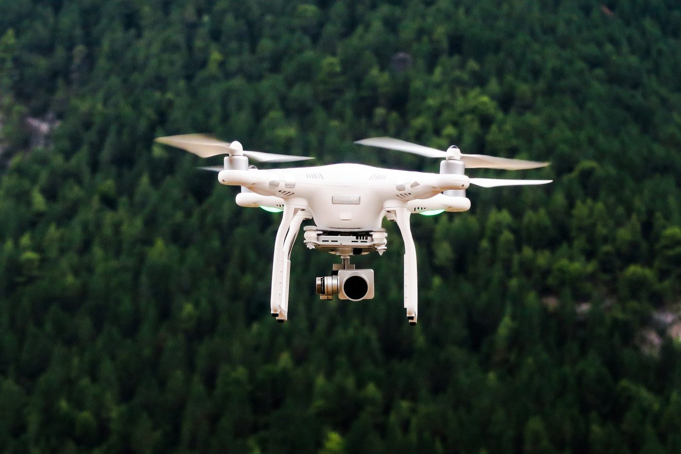 Drone en vol au-dessus d'une forêt
