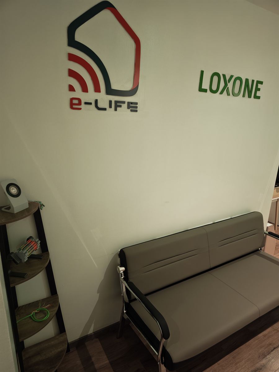 Accueil du showroom E-LIFE avec les logos E-LIFE et Loxone
